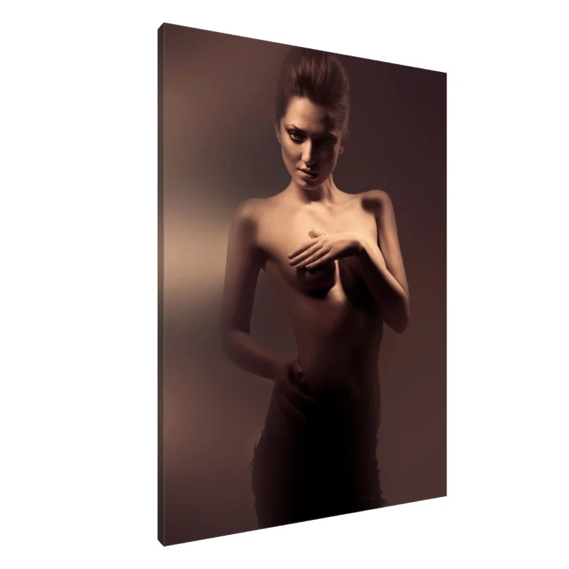 Tablou canvas: Farmec subtil: Un portret în bronz