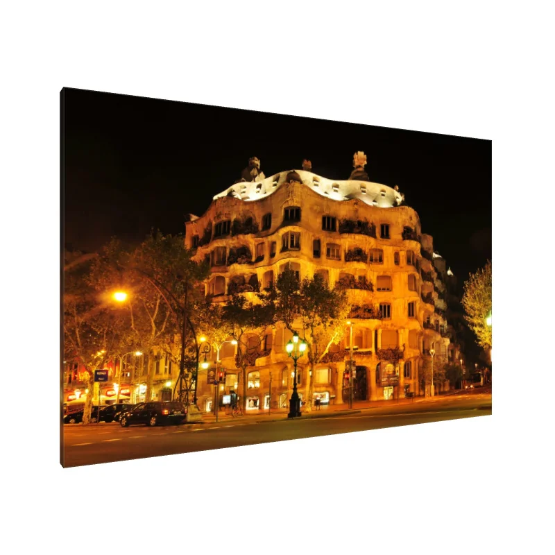 Tablou Canvas: Îmbrățișare de Aur: O Noapte în Barcelona - Image 1