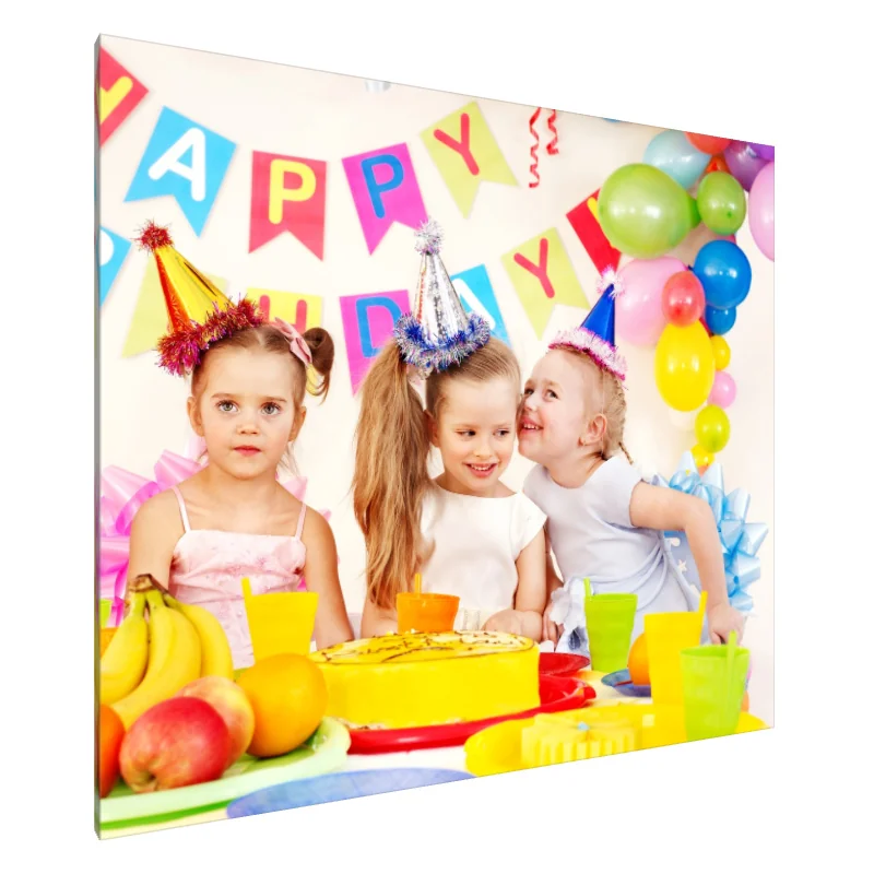 Tablou Canvas: Șoapte pline de bucurie: Fericire de ziua de naștere - Image 1