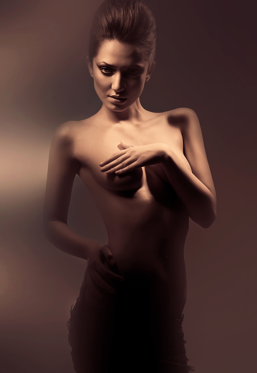 Tablou canvas: Farmec subtil: Un portret în bronz - Thumbnail 2