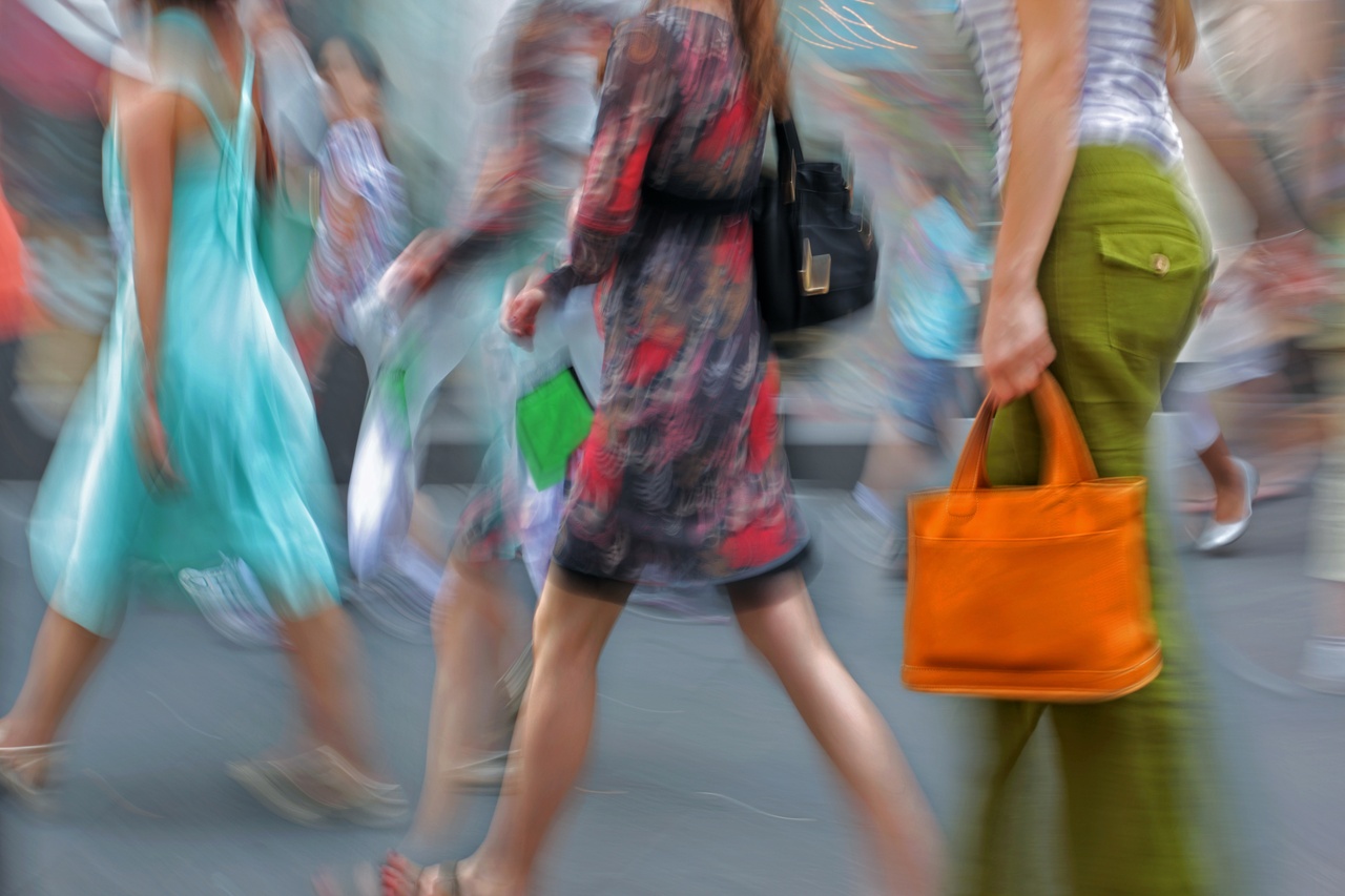 Tablou Canvas: Simfonia Plimbării în Oraș - Thumbnail 2