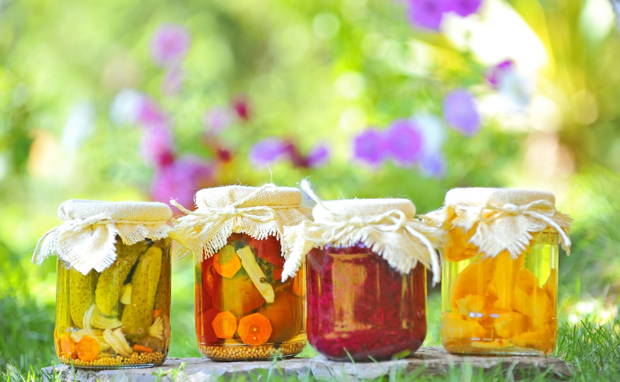 Tablou Canvas: Recolta Grădinii: Bijuterii În Borcane - Thumbnail 2