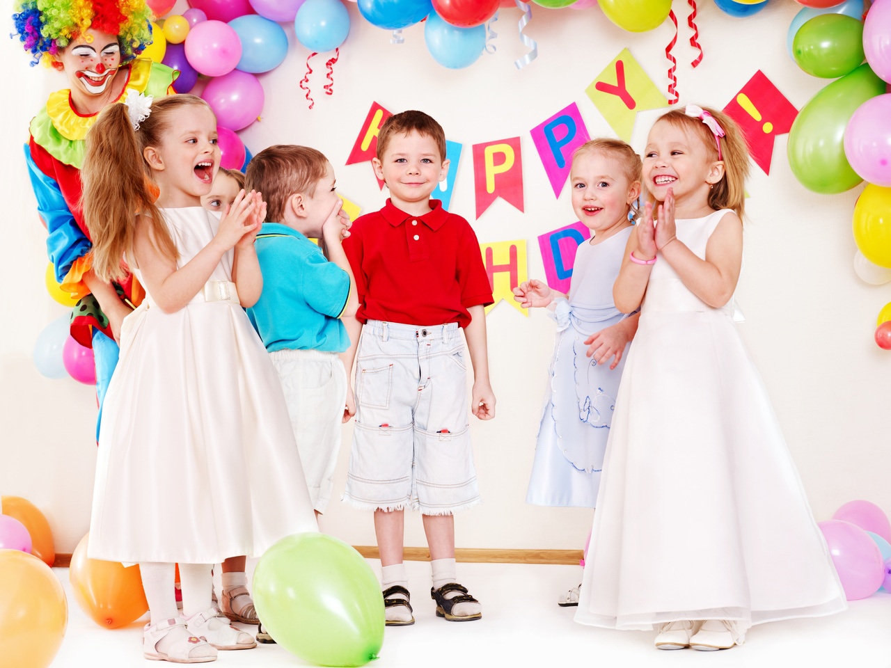 Tablou Canvas: Petrecere de ziua de naștere plină de bucurie - Thumbnail 2