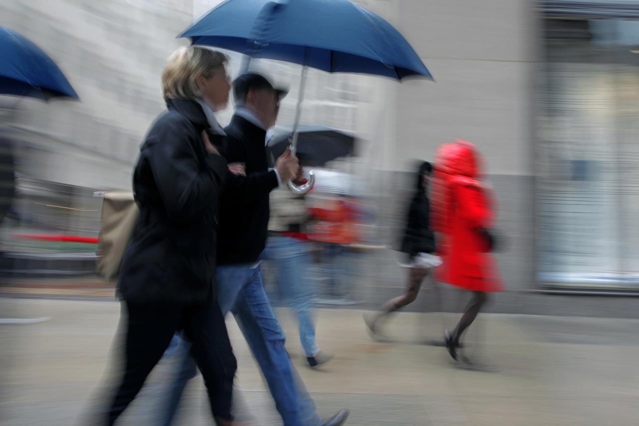 Tablou Canvas: Fugă în ploaie - Thumbnail 2