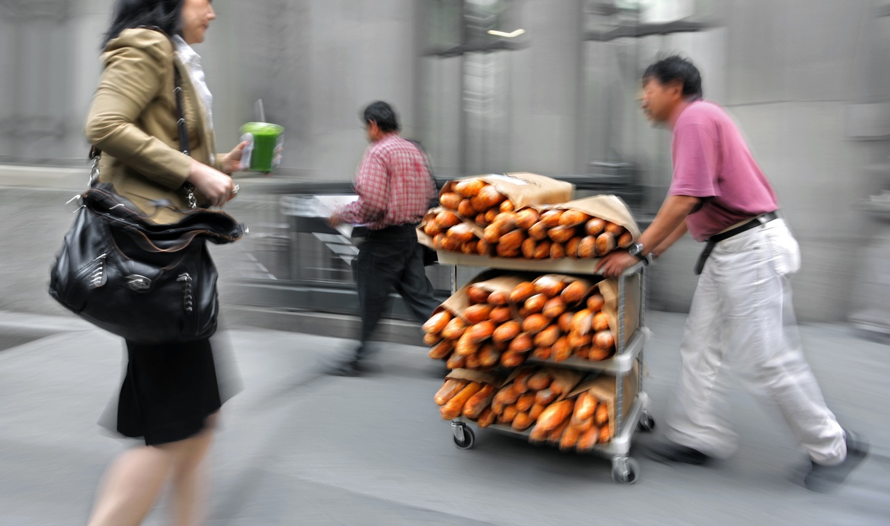 Tablou Canvas: Simfonia Urbană: Pâine și Agitație - Thumbnail 2