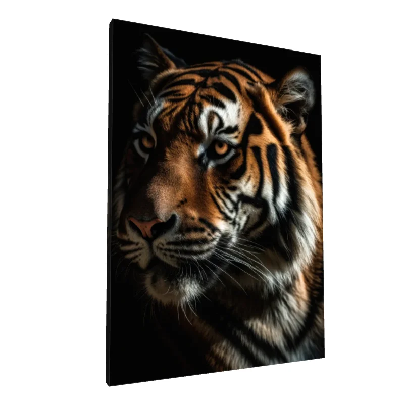 Tablou canvas: Portret Realist de Tigru în Clarobscur - Image 1