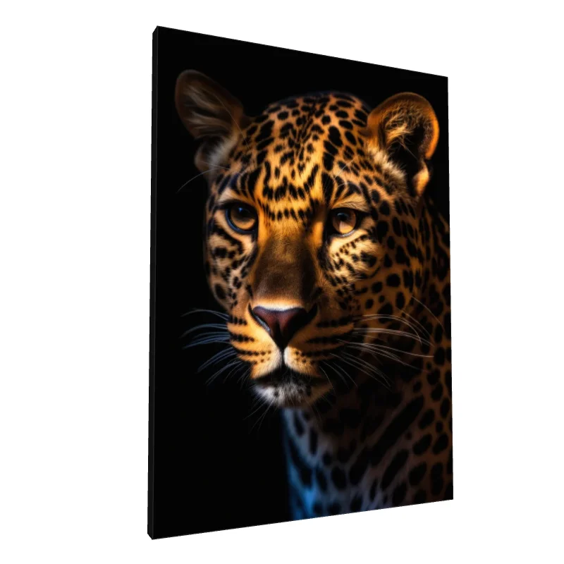 Tablou canvas: Portret de Leopard în Lumină Dramatică - Image 1