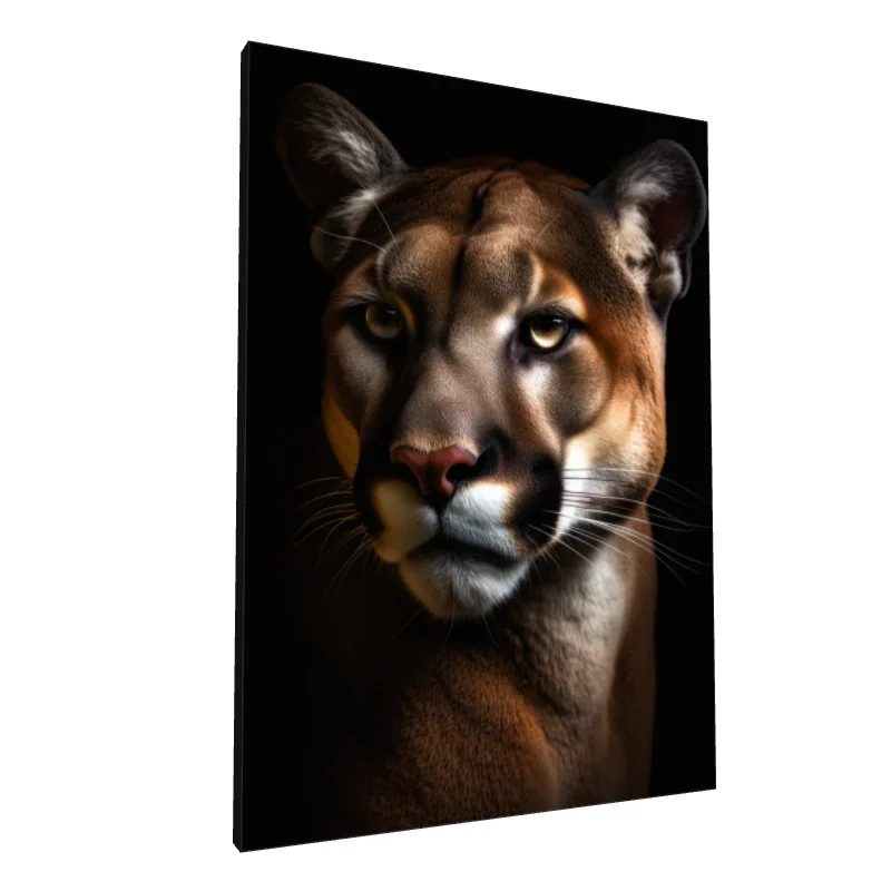 Tablou canvas: Portret Realist de Puma în Lumină Caldă