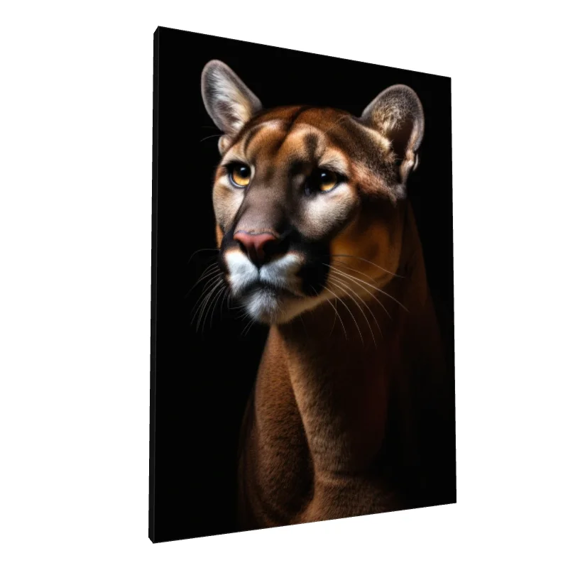 Tablou canvas: Portret Realist de Puma pe Fundal Negru