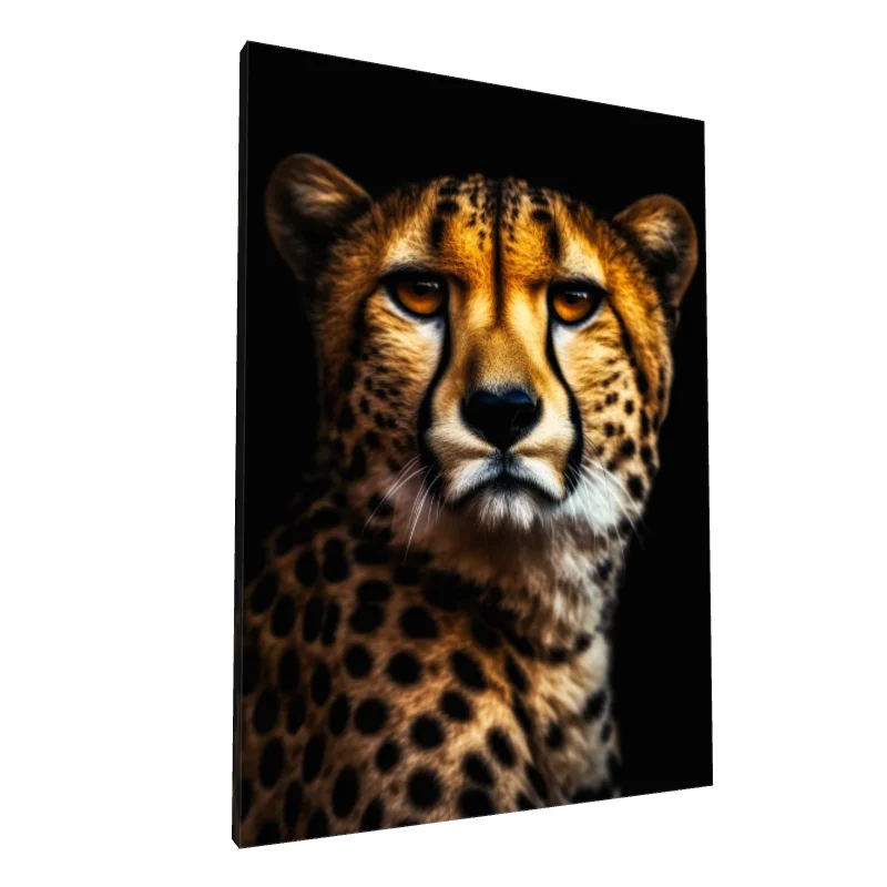 Tablou canvas: Portret Realist de Gepard în Contrast Întunecat