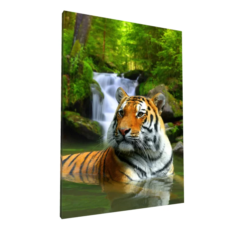 Tablou canvas: Tigru în Apă Lângă Cascadă