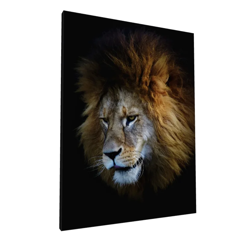Tablou canvas: Portret Realist de Leu în Tonuri Întunecate
