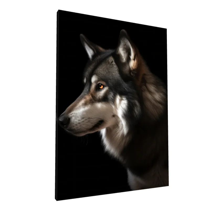 Tablou canvas: Portret Realist de Lup pe Fundal Negru