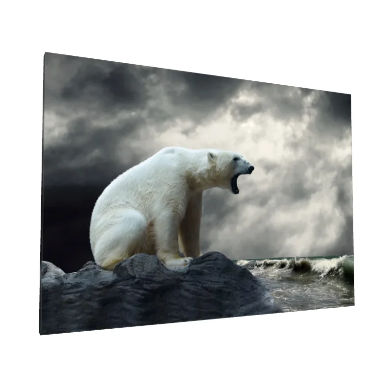 Tablou canvas: Urs Polar pe Malul Mării Agitate