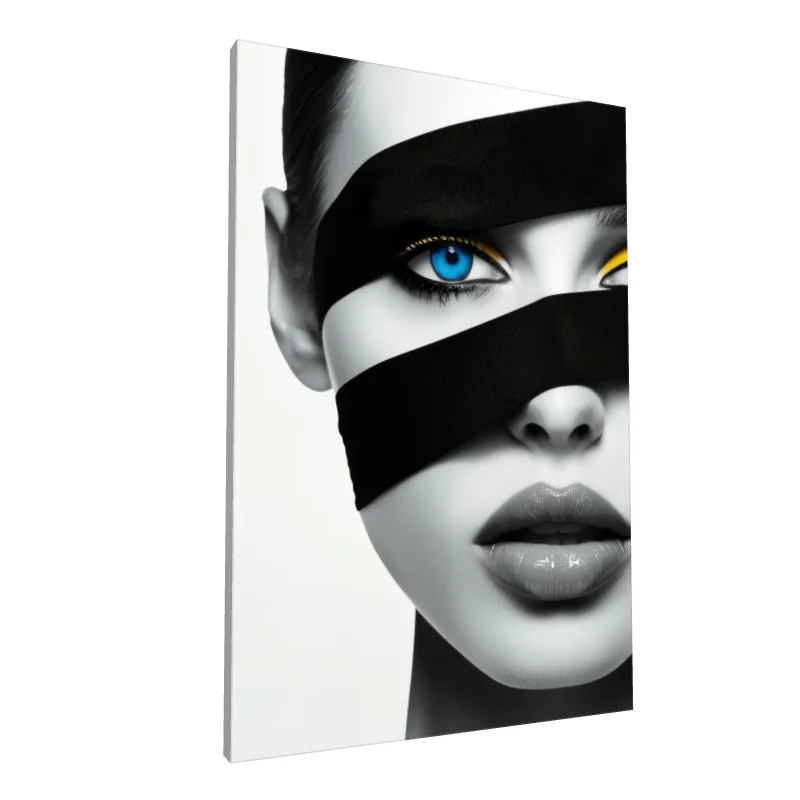 Tablou canvas: Portret Artistic cu Accente Monocrome