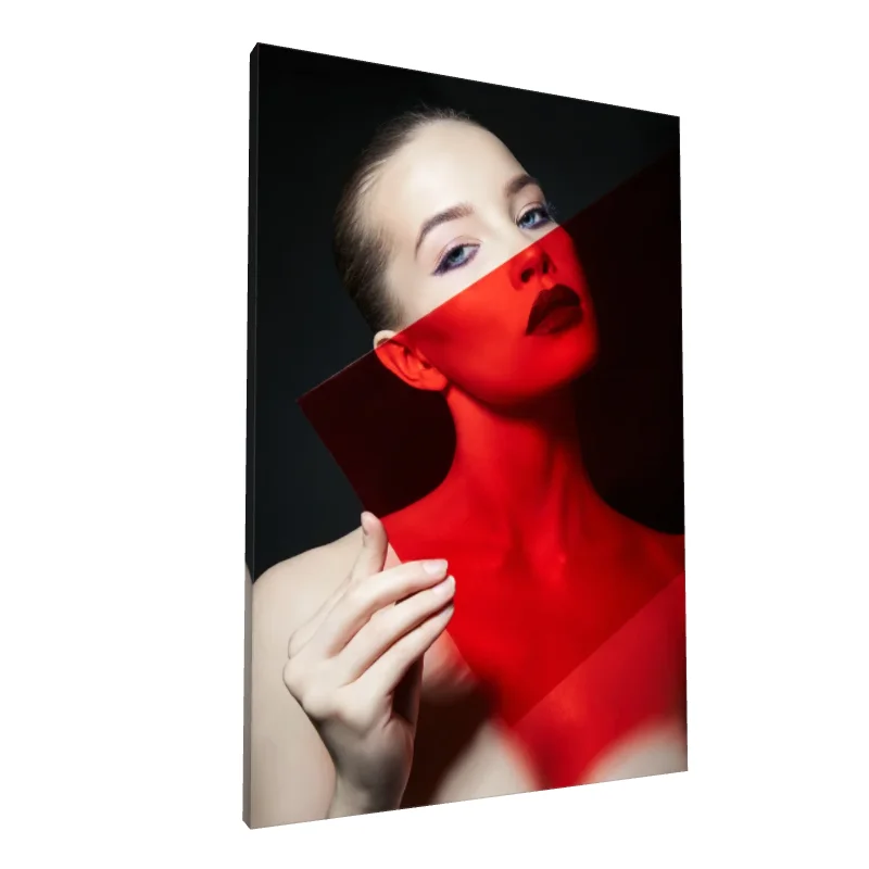 Tablou canvas: Portret Artistic cu Filtru Roșu