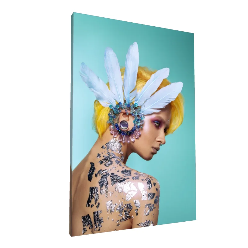 Tablou canvas: Portret Experimental cu Pene Albe