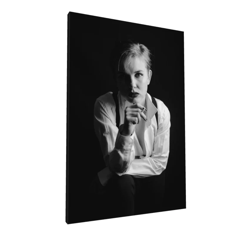 Tablou canvas: Portret Alb-Negru cu Femeie în Cămașă