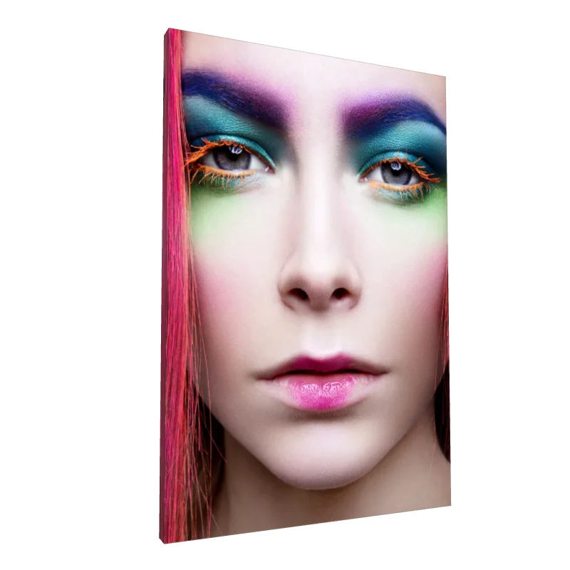 Tablou canvas: Portret în Machiaj Viu și Intens - Image 1