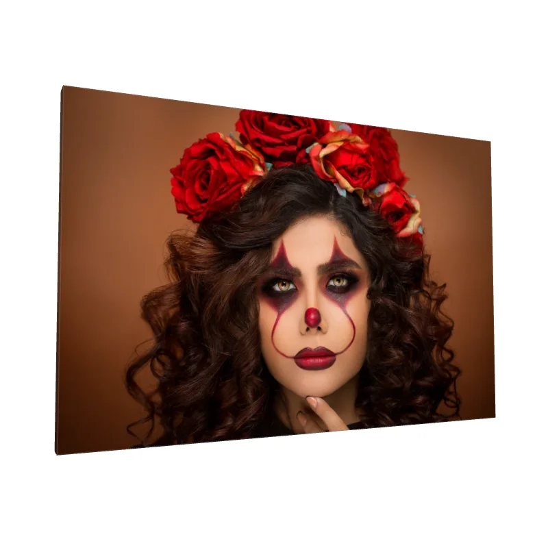 Tablou canvas: Portret Artistic cu Machiaj de Clovn și Flori Roșii