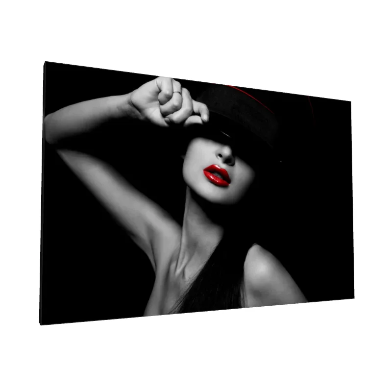 Tablou canvas: Portret Monocrom cu Buze Roșii Intense