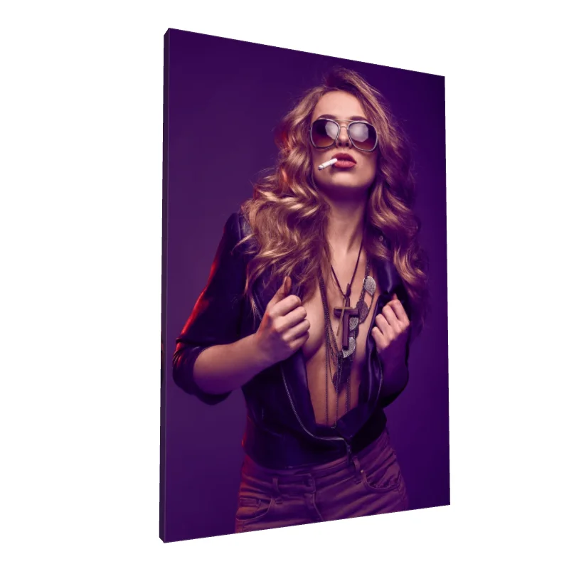 Tablou canvas: Portret Femeie cu Ochelari și Jachetă Neagră