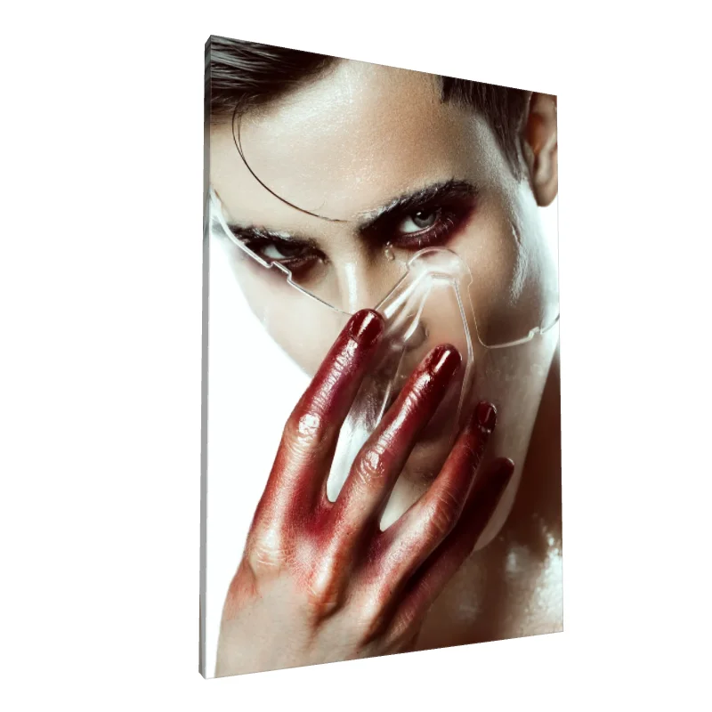 Tablou canvas: Portret Dramatic cu Mască și Machiaj Îndrăzneț - Image 1