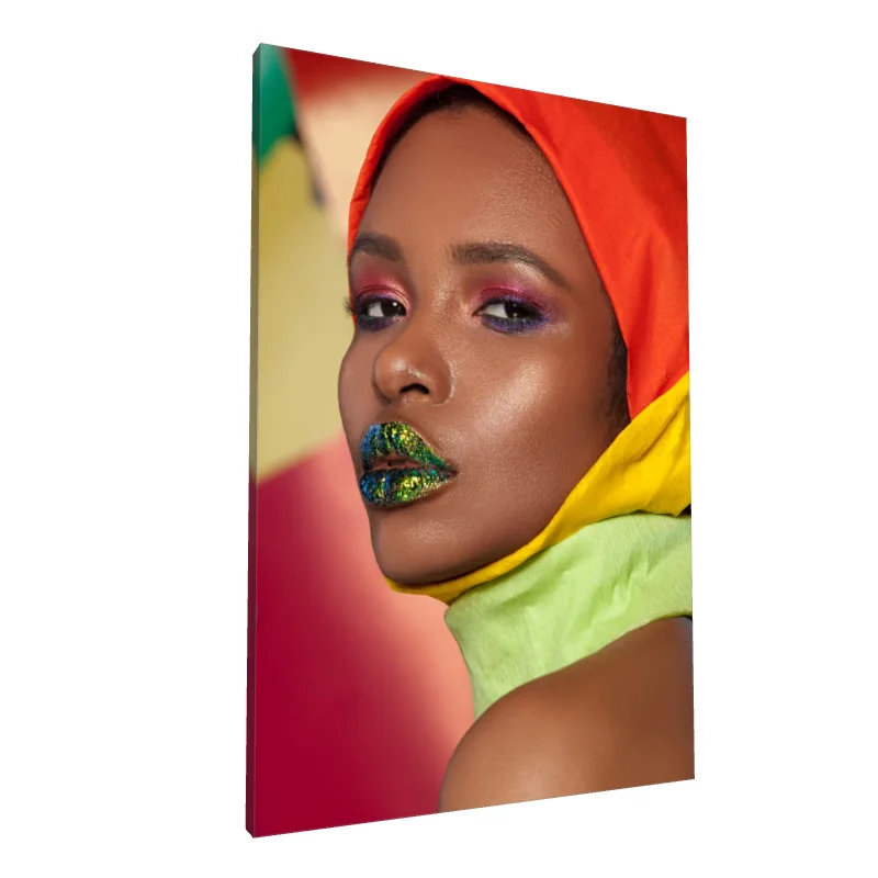 Tablou canvas: Portret Vibrant cu Accente Strălucitoare - Image 1