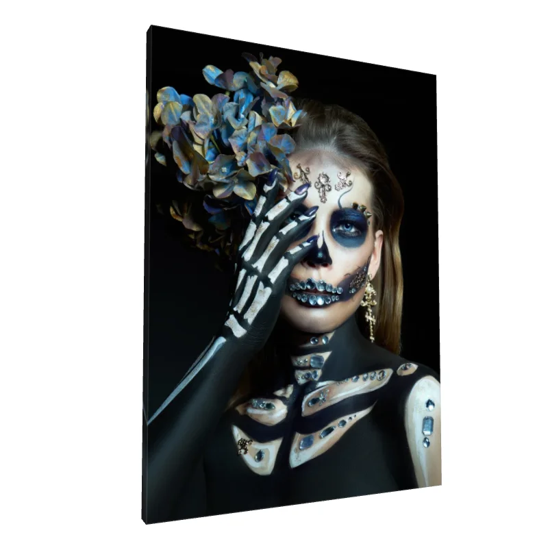 Tablou canvas: Portret Artistic cu Elemente Sombrelor