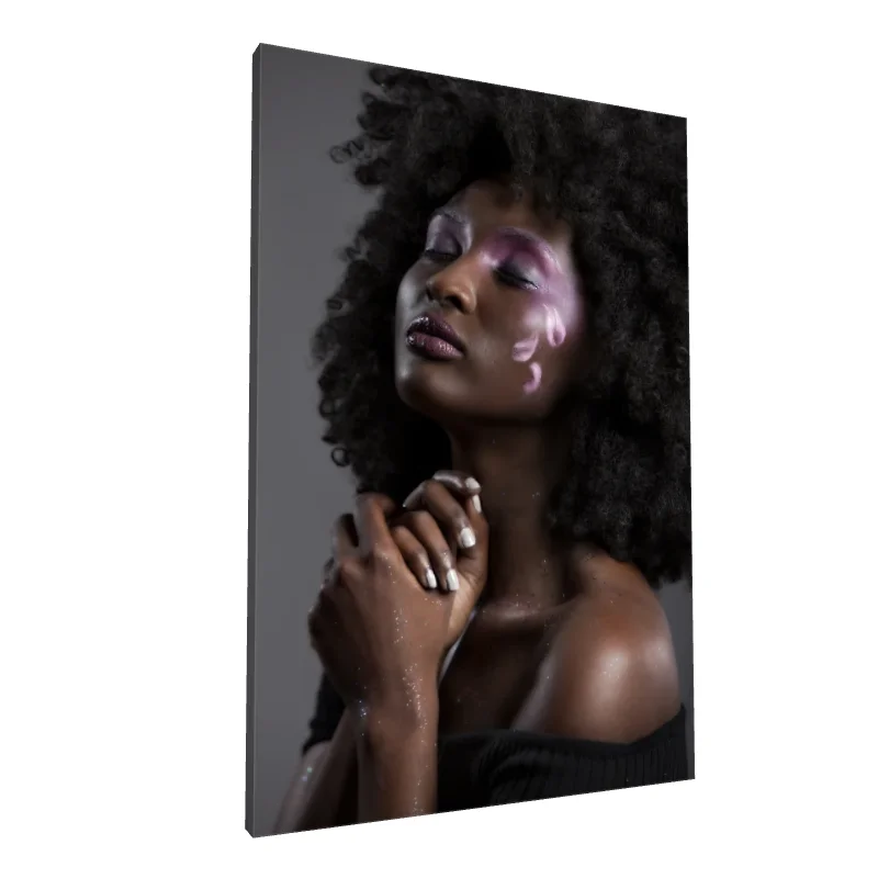 Tablou canvas: Frumusețe Africană cu Accente Strălucitoare - Image 1