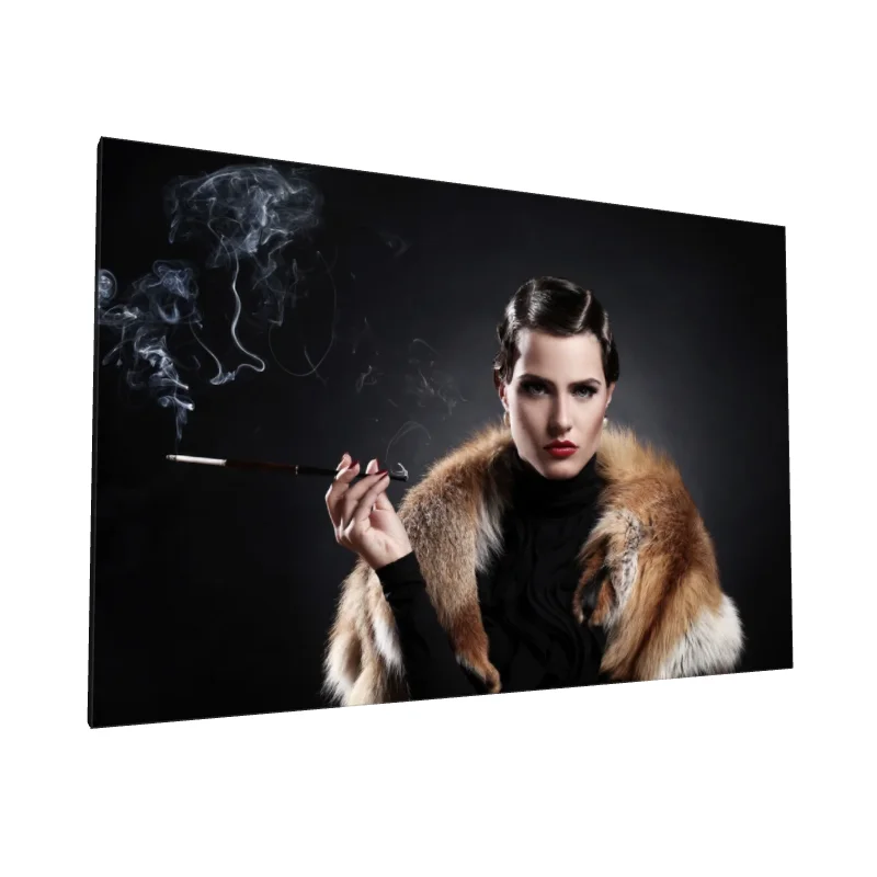 Tablou canvas: Portret Elegant cu Blană și Țigară