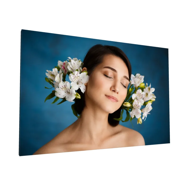 Tablou canvas: Portret cu Flori Albe pe Fundal Albastru