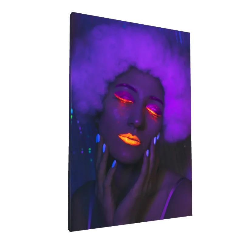 Tablou canvas: Portret Neon cu Reflexii Violete