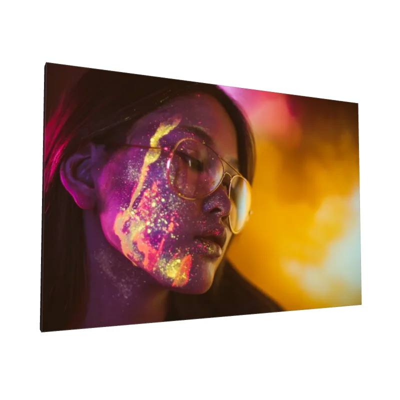 Tablou canvas: Portret cu Reflexii de Lumină Neon