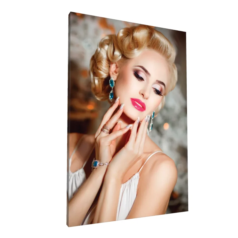 Tablou canvas: Eleganță Retro în Salonul de Frumusețe