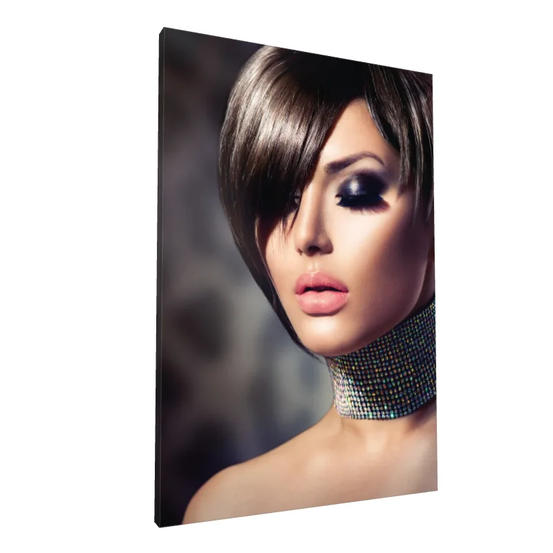 Tablou canvas: Portret Glamour cu Machiaj Dramatic - Image 1