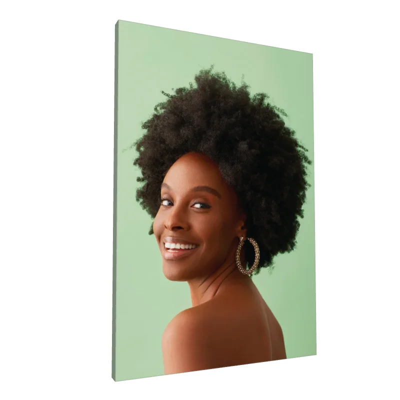 Tablou canvas: Zâmbet Radiant pe Fundal Pastelat