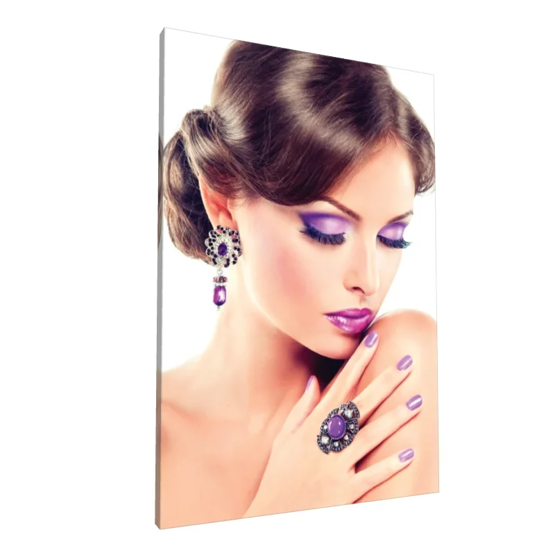 Tablou canvas: Portret Eleganță cu Machiaj Violet Intens