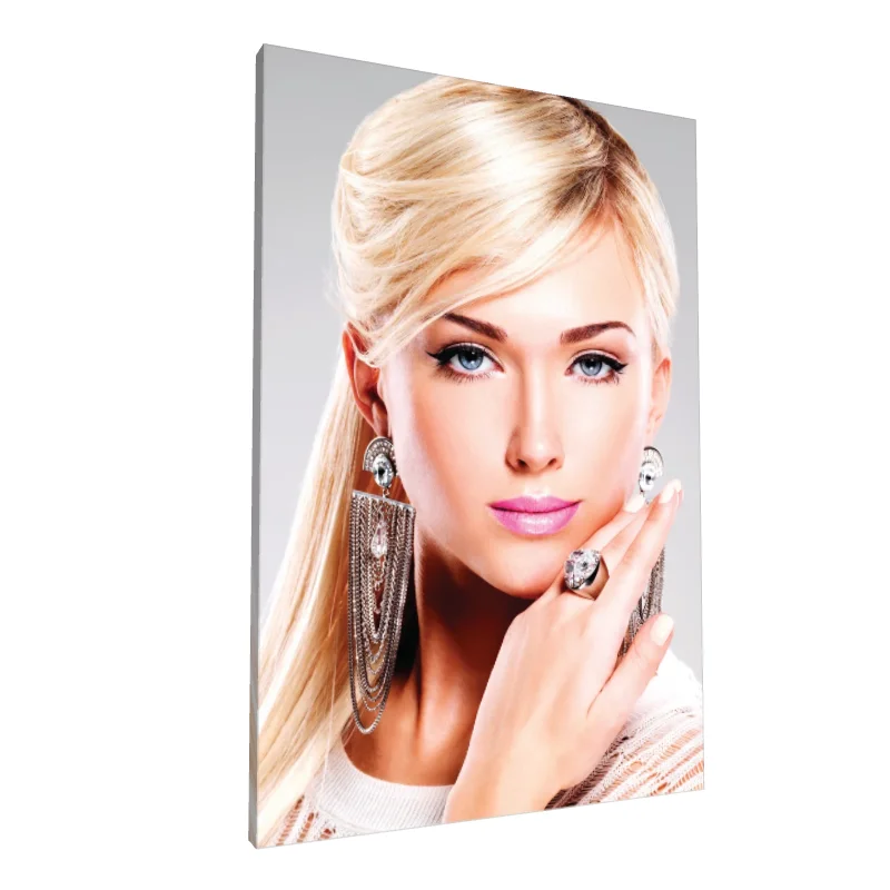 Tablou canvas: Portret Glamour cu Accesorii Strălucitoare - Image 1
