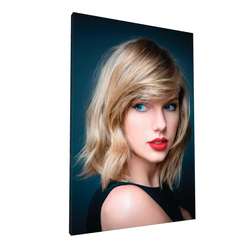 Tablou canvas: Portret Glamour cu Accent pe Buze Roșii - Image 1