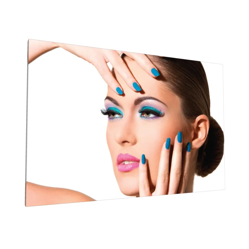 Tablou canvas: Portret Elegant cu Machiaj Strălucitor
