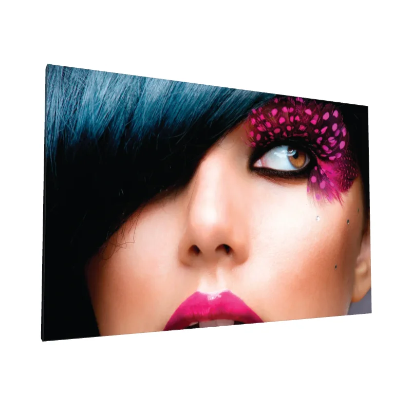 Tablou canvas: Machiaj Artistic cu Detalii Roz Intense - Image 1