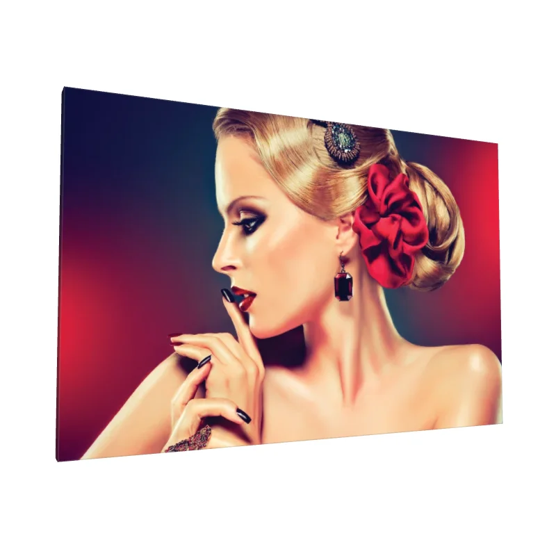 Tablou canvas: Portret Elegant cu Accente Roșii