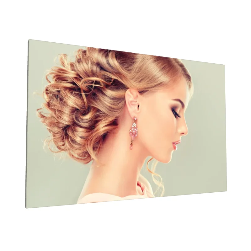 Tablou canvas: Profil Elegant cu Coafură Romantică