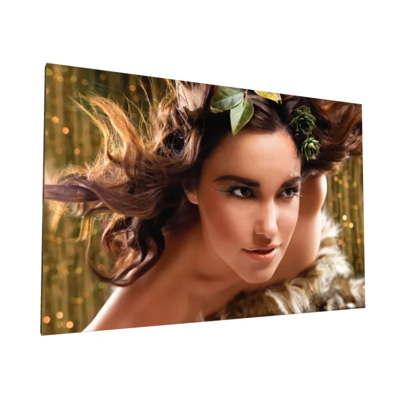Tablou canvas: Portret Artistic cu Elemente Naturale