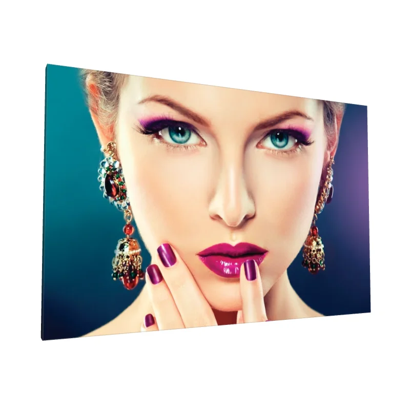 Tablou canvas: Portret Glamour cu Accente Violete