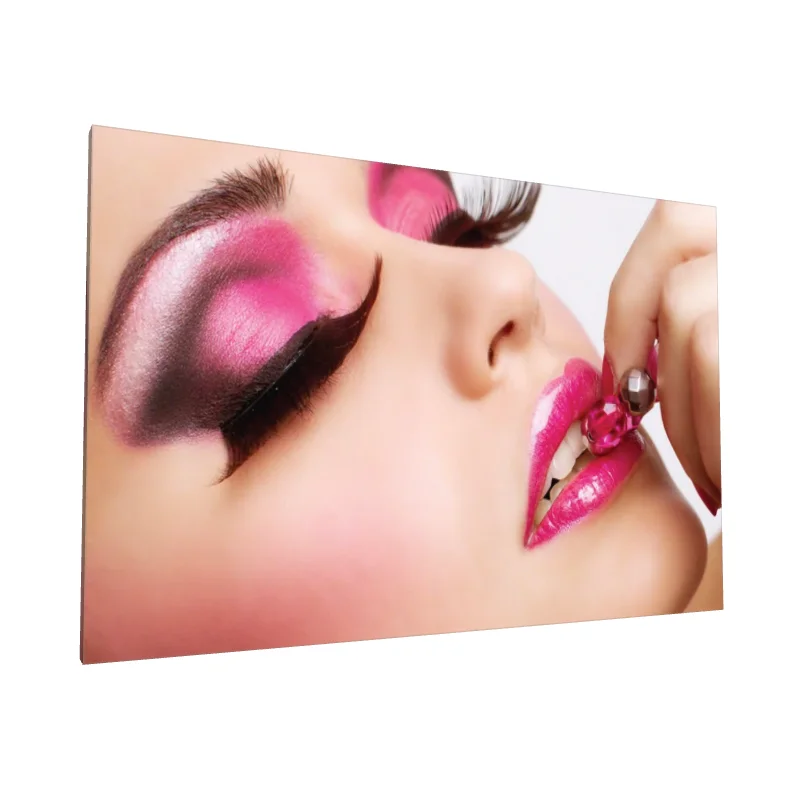 Tablou canvas: Machiaj Vibrant în Tonuri de Roz