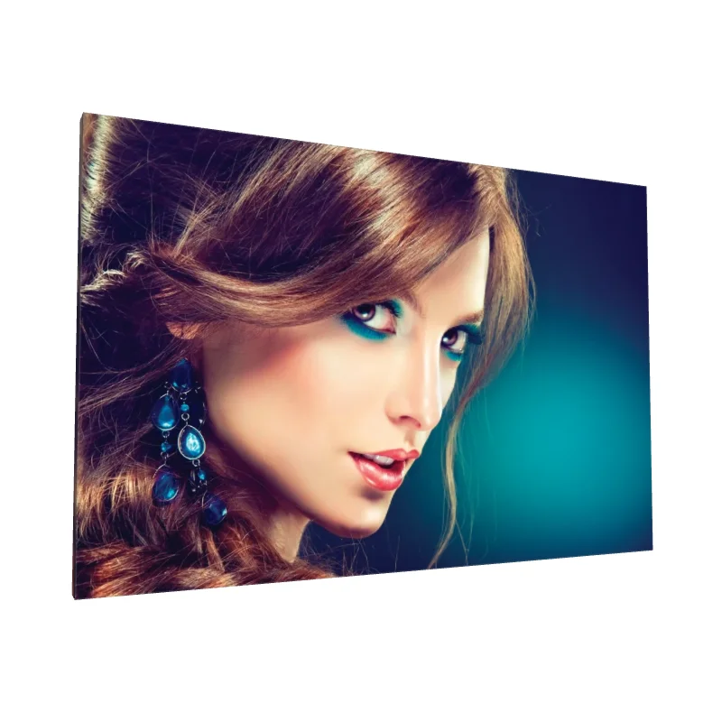 Tablou canvas: Portret Elegant cu Accente Turcoaz