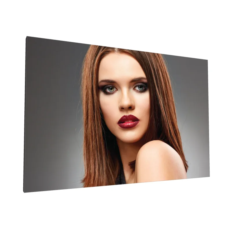 Tablou canvas: Portret Glamour cu Buze Roșii și Păr Brunet