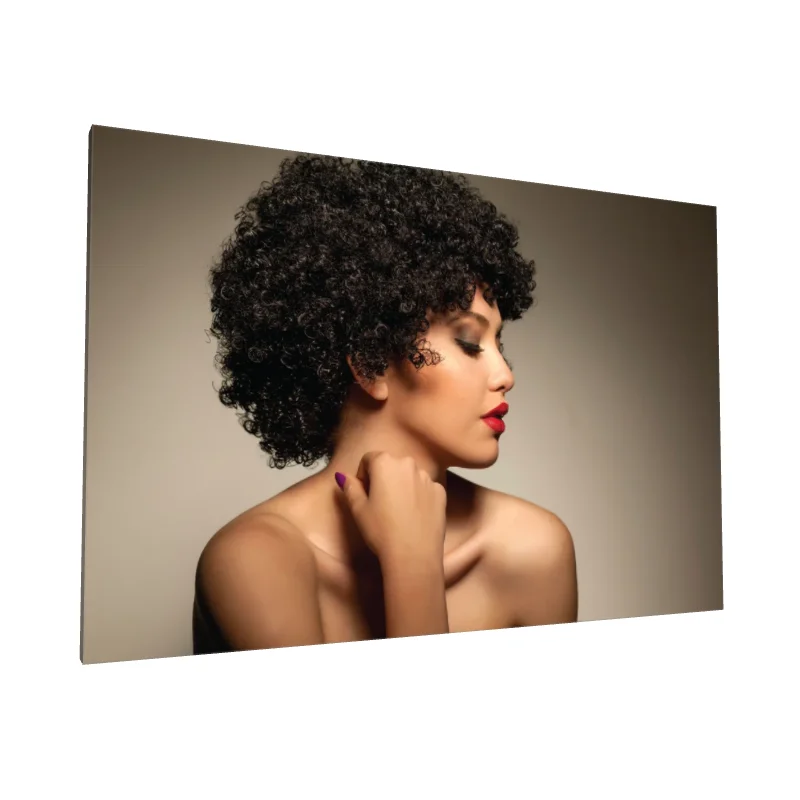 Tablou canvas: Profil Elegant cu Buze Roșii Intense - Image 1